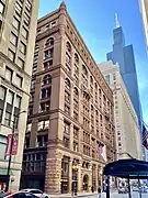 Le bâtiment vu depuis Adams Street.