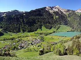 Planachaux surplombant Rossinière et le lac du Vernex.