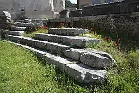 Marches courbes permettant d'accéder à la plateforme.