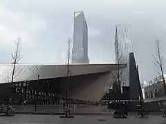 bâtiment surmonté d'une dalle et deux immeubles en arrière-plan