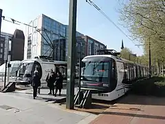 Le 11 avril 2017, des motrices Breda VLC sur la ligne R au terminus de Roubaix Eurotéléport.