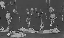 J. H. Maarseveen au nom du royaume des Pays-Bas, le sultan Hamid II au nom des autres États et Hatta au nom de la république d'Indonésie signent l'accord final de la conférence de la Table ronde de La Haye (1949)