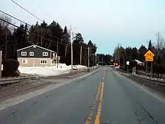 La route 222 traverse des secteurs de villégiature à Saint-Denis-de-Brompton.