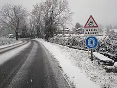 Panneau A4 chaussée glissante, panonceau verglas fréquent, et panneau B26