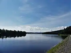 Le lac au niveau du barrage