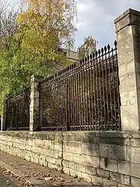 Clôture de l'ancienne halle aux vins.
