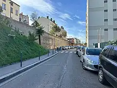 Terrain en décrochement sous le boulevard Réguillon, à l'approche de la place Jules-Grandclément.