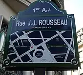 Plaque de rue comportant un plan du secteur.