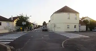 Rue Jean-Jaurès en face, rue des Graviers à droite