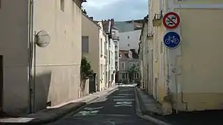 Les véhicules sans moteur peuvent emprunter cette rue