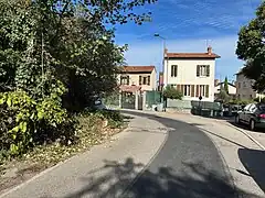 Végétation et rebord en béton, à gauche, signalant le tracé de la Rize, rue Louis-Galvani.