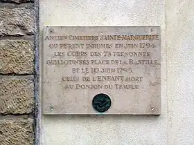 Plaque commémorative posée sur le mur de l'église.