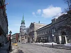 La rue avec la chapelle en arrière-plan.