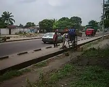 Rue à Lemba. Manioc à l'avant-plan