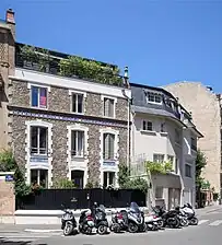 No 32, au croisement avec la rue de Varize.