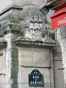 Plaque de rue de la rue de Venise, apposée sur une des faces de la fontaine Maubuée.