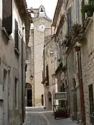 Rue de Vic-la-Gardiole avec vue sur l'église Sainte-Léocadie, du XIIe siècle.
