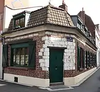 Ancienne maison rurale à l'angle de la rue Charles-Quint