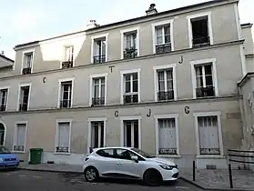 Initiales sur façade.