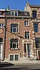 aux nos 115 et 117, deux maisons de style éclectique teinté de néo-Renaissance flamande, par et pour l'architecte Victor Steuve en 1911. Façades en briques rehaussées de pierre blanche. Soubassement en pierre bleue. Au no 117, maison de deux niveaux sous mansarde et de deux travées inégales en décalage. En travée principale, fenêtres de caves jumelées et grillagées.