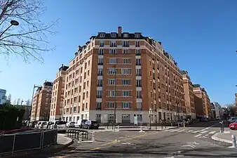 Au croisement avec la rue du Général-Malleterre.