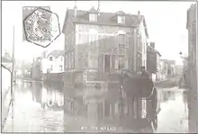 La rue du Marais en 1910 sous 10 centimètres d'eau ; les rails du tramway ne sont même plus visibles