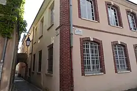 Porte de l’Hôtel-Dieu, vue du cloître.