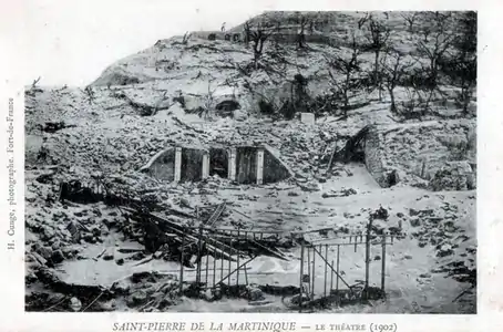 Ruines du théâtre le 10 mai 1902.