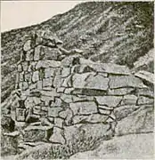 Photographie en noir et blanc de vestiges de murs d'une église