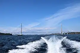 Pont de l'île Rousski vu depuis un bateau avec la ville en fond