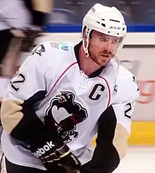 Photographie de Ryan Craig avec le maillot blanc des Penguins