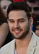 Ryan Guzman interprète Eddie Diaz