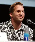 Ryan Hansen interprète Kyle Bradway.