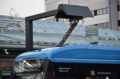 Bus électrique de la ligne 96 opéré par Tammelundin Liikenne à la station de métro Vuosaari.