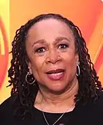 Sharon Epatha Merkerson interprète Sharon Goodwin.