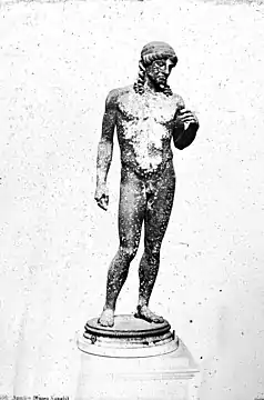 Apollon citharède du musée archéologique de Naples, copie du milieu du Ier siècle av. J.-C. dérivée de l'Apollon de Mantoue, trouvé à Pompéi, casa del Citarista (I, 4, 25).