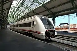 Train de type 449 a écartement large en gare.