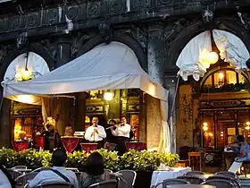 La terrasse et l'orchestre de chambre du Caffè Florian, sur la place Saint-Marc.