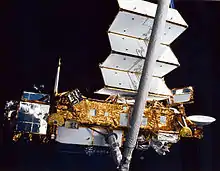 Déploiement du satellite UARS à l'aide du Canadarm de la navette spatiale américaine.
