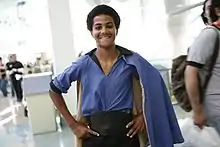 Homme noir en costume bleu.