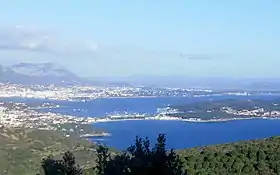 La baie du Lazaret par-delà l'isthme des Sablettes vue depuis le massif du Cap-Sicié.