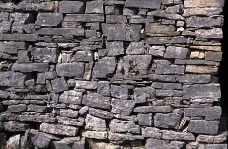 Parement d'une cabane en plaquettes brutes à Saignon (Vaucluse).