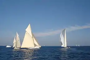 à gauche, avec Lulworth et Cambria, aux Régates Royales de Cannes 2006