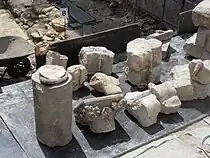 Éléments lapidaires médiévaux remployés dans les fondations de l'église du XVIIe siècle.