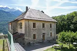 Une maison dans le bourg.