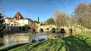 Vieux pont sur la Rizonne.