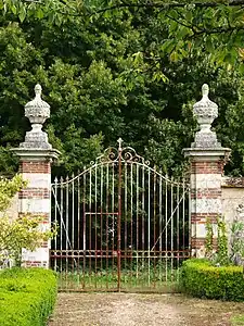 Portail secondaire de l'abbaye.