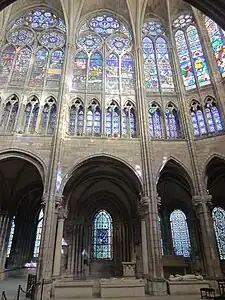 Basilique de Saint-Denis - Claire-voie et triforium du gothique rayonnant sur le déambulatoire du gothique primitif.