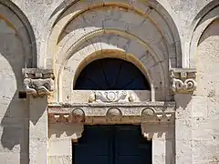 Tympan, modillon, linteau, etc.