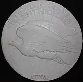 Modèle de pièce de monnaie représentant un aigle volant vers la gauche avec les inscriptions United States of America, Twenty Dollars et MCMVII.